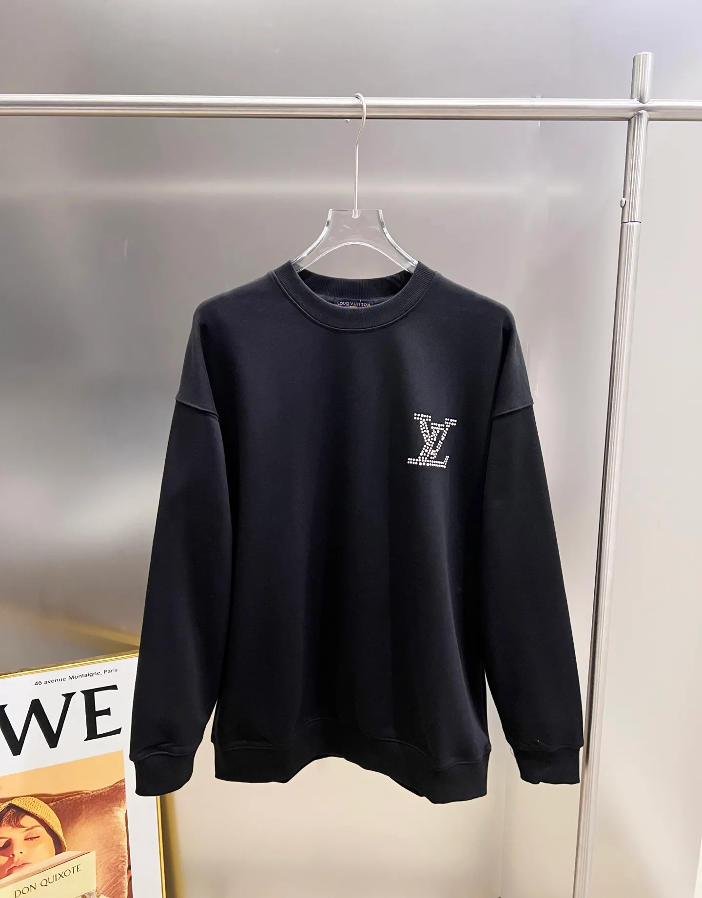 🅿️260 1v Louis*2025 new autumn and winter round neck long-sleeved sweatshirt, large V letter pearl diamond craft design, high-end version! Highly breathable and comfortable, customized double yarn plain cotton fabric. Short-sleeved T-shirt. Same style for men and women. Sizes S M L XL XXL Five sizes black white
